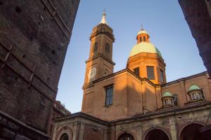 entre les tours de bologne